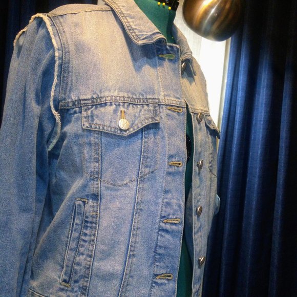 NWT Crave Fame Denim Jacket with Raw Edge Detail Sz L - Picture 8 of 15